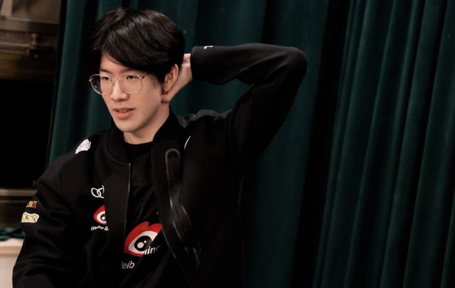 Uzi跪在RNG基地门口讨债？